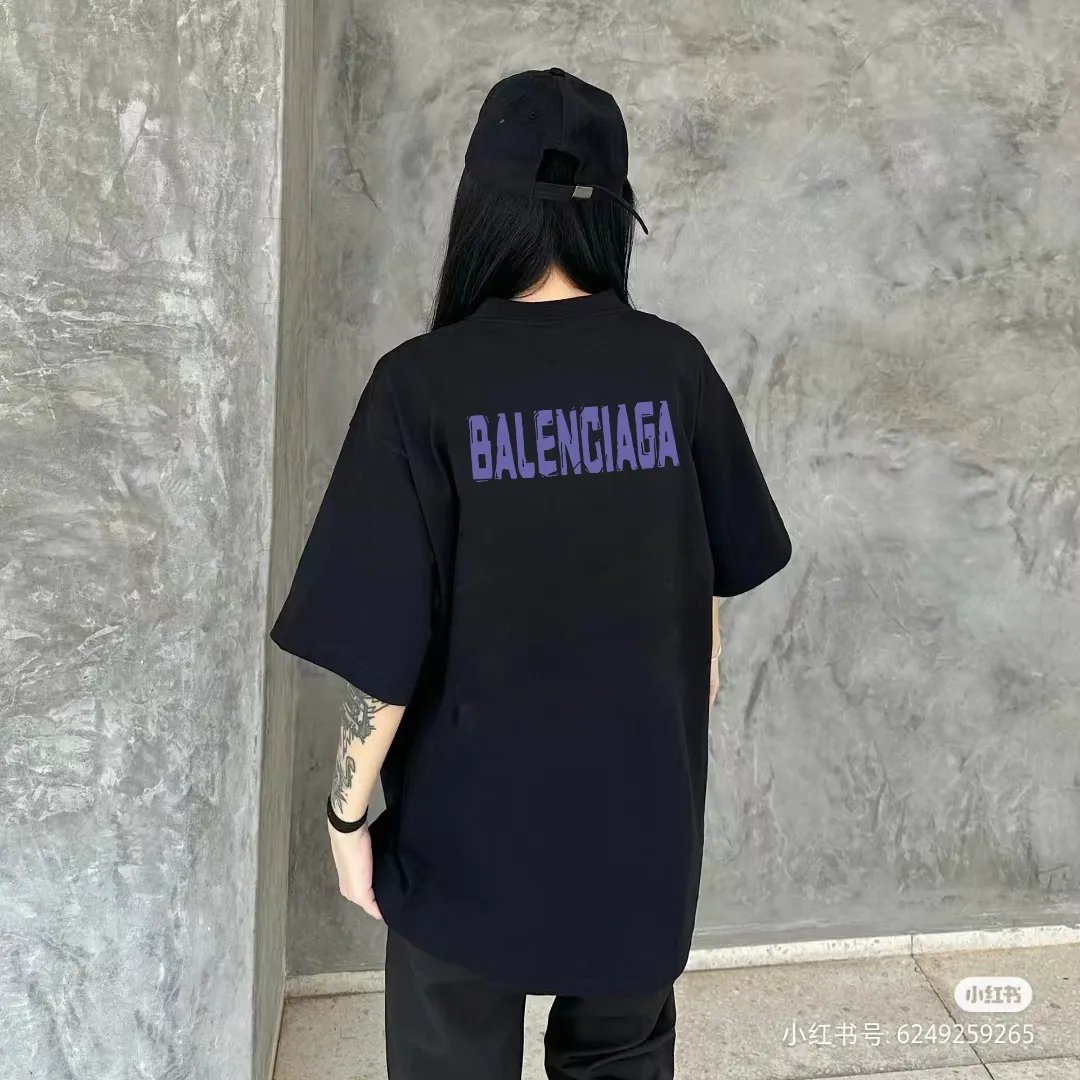 P80✨🔥 BALENCIAGA Paris lettering printed short-sleeved T-shirt. Custom-woven and dyed 300 grams of combed cotton heavyweight fabric. Zero color difference in threads. Perfect details. Different from the current currency version. Welcome to compare. Same Style for men and women. Must-sell in the picture above. Color: White Black Size: 1 2 3 4
